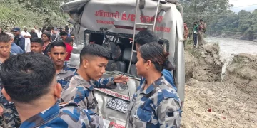 चितवनको पृथ्वी राजमार्गमा दुर्घटनाग्रस्त सवारी साधनहरू