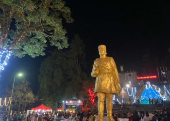 दसैंको बेला बत्तीले सजाइएको दार्जिलिङको बजार क्षेत्र