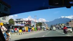 दशैँको यात्रामा गाडीभित्र झ्यालतर्फ हेर्दै यात्रा गरिरहेका यात्रु