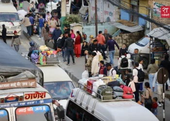 दसैँमा घर फर्कन काठमाडौंको नागढुङ्गा नाकामा जम्मा भएका यात्रुहरूको भीड