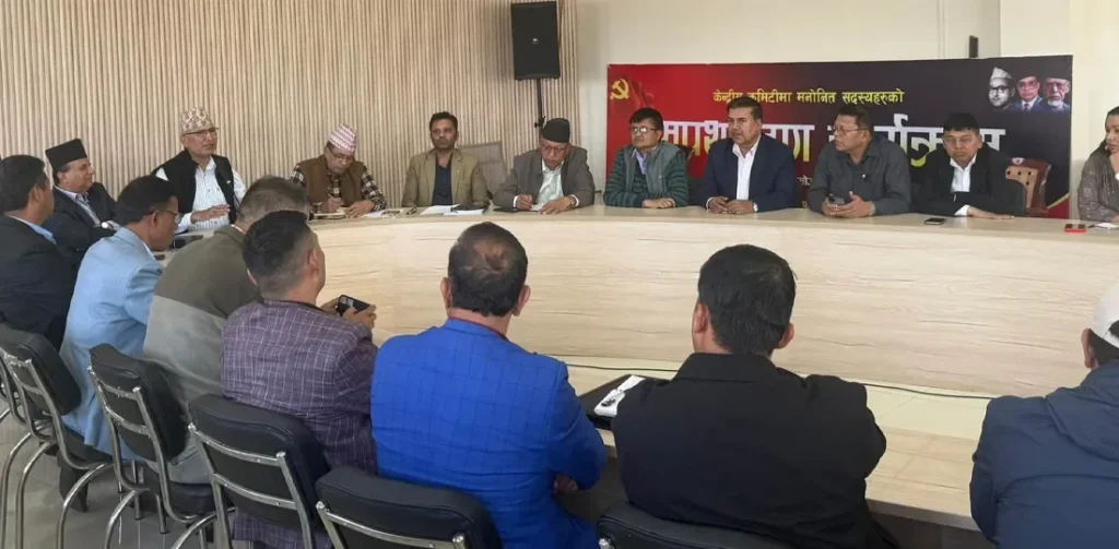 नेकपा एमालेको राष्ट्रिय भेला तयारी बैठकलाई सम्बोधन गर्दै पार्टी नेताहरू
