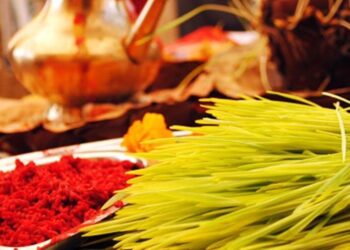 नेपालमा बडादशैँको टीका लगाउँदै विदेशी पर्यटकहरू