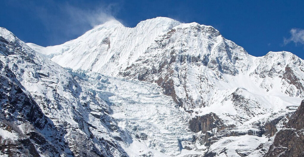 मनाङस्थित गंगापूर्ण हिमालको दृश्य