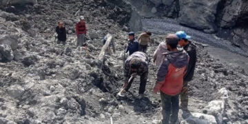गोरखाको चुम उपत्यकामा बाढीले बगाएको बाटो मर्मت गर्दै स्थानीय बासिन्दाहरू