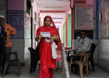 भारतमा मताधिकारका लागि लाइनमा बसेका नागरिकहरू