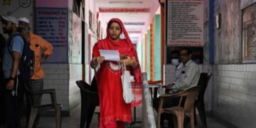भारतमा मताधिकारका लागि लाइनमा बसेका नागरिकहरू