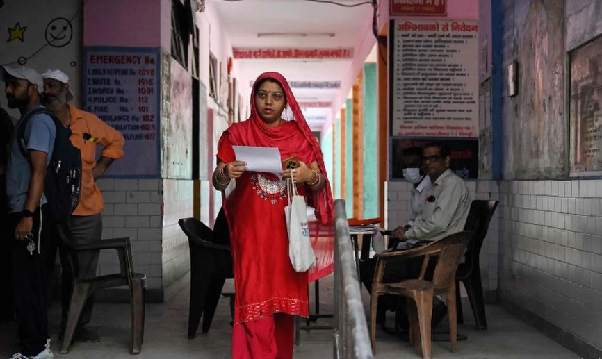 भारतमा मताधिकारका लागि लाइनमा बसेका नागरिकहरू