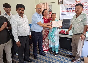 अर्जुनधारा–११ का अव्यवस्थित बसोबासी परिवारलाई लालपुर्जा वितरण गर्दै जिल्ला भूमि समस्या समाधान समिति