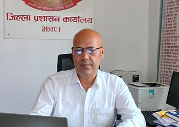 जिल्ला प्रशासन कार्यालय झापाका प्रमुख जिल्ला अधिकारी श्रवणकुमार पोखरेल