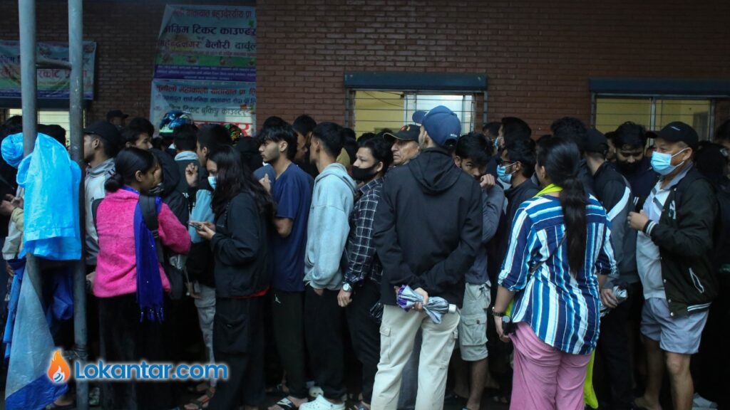 बडादसैँ मनाउन काठमाडौँ उपत्यकाको बसपार्कबाट बाहिरिँदै गरेका यात्रुहरू