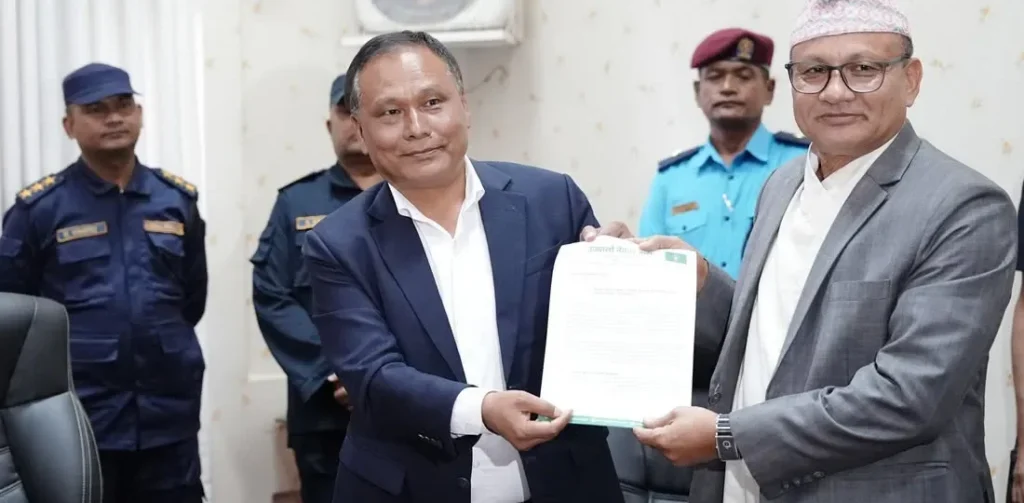 निर्वाचन आयोगमा ज्ञापनपत्र बुझाउँदै उज्यालो नेपाल पार्टीका अध्यक्ष कुलमान घिसिङ