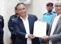 निर्वाचन आयोगमा ज्ञापनपत्र बुझाउँदै उज्यालो नेपाल पार्टीका अध्यक्ष कुलमान घिसिङ