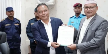निर्वाचन आयोगमा ज्ञापनपत्र बुझाउँदै उज्यालो नेपाल पार्टीका अध्यक्ष कुलमान घिसिङ