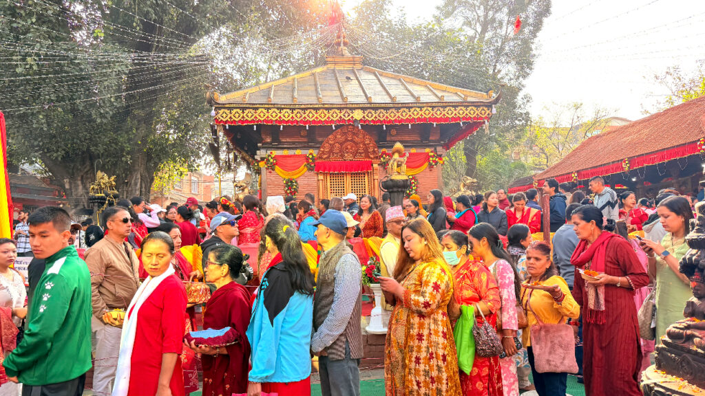महाअष्टमीका दिन शक्तिपीठमा पूजा गर्न लाइनमा बसेका भक्तजनहरू