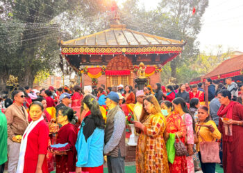 महाअष्टमीका दिन शक्तिपीठमा पूजा गर्न लाइनमा बसेका भक्तजनहरू
