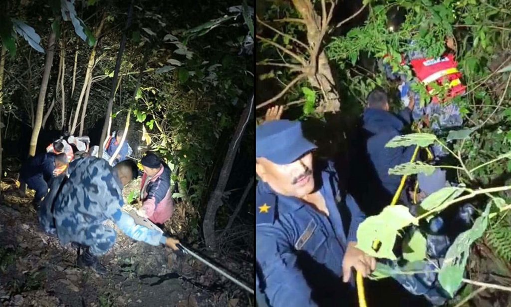 बीपी राजमार्गमा दुर्घटनाग्रस्त भएको माइक्रो बसको फाइल तस्बिर