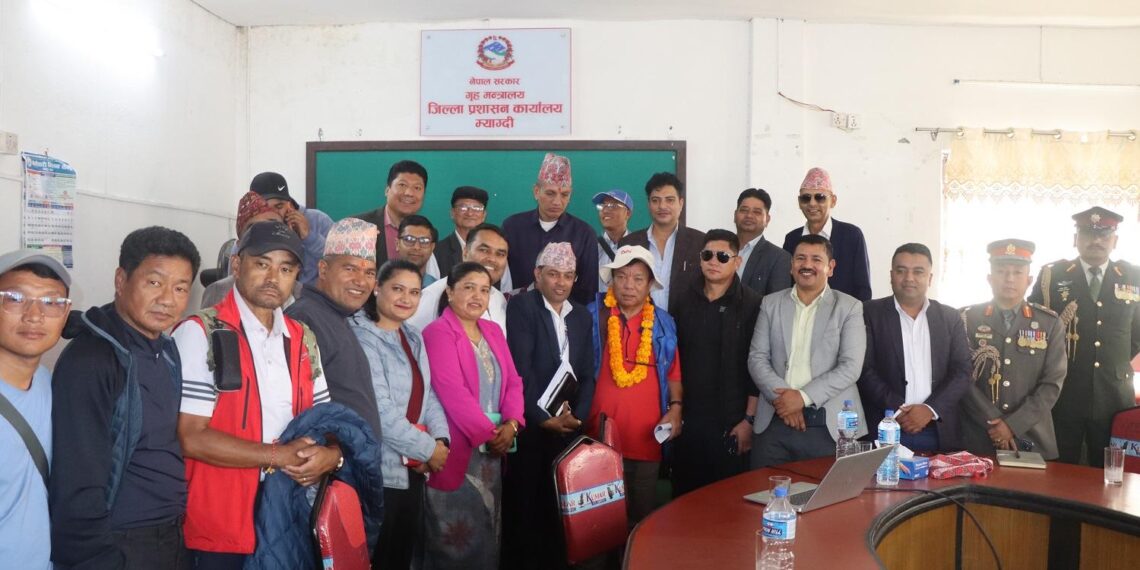मन्त्री महाविर पुन म्याग्दीमा जनप्रतिनिधिहरूसँग छलफल गर्दै