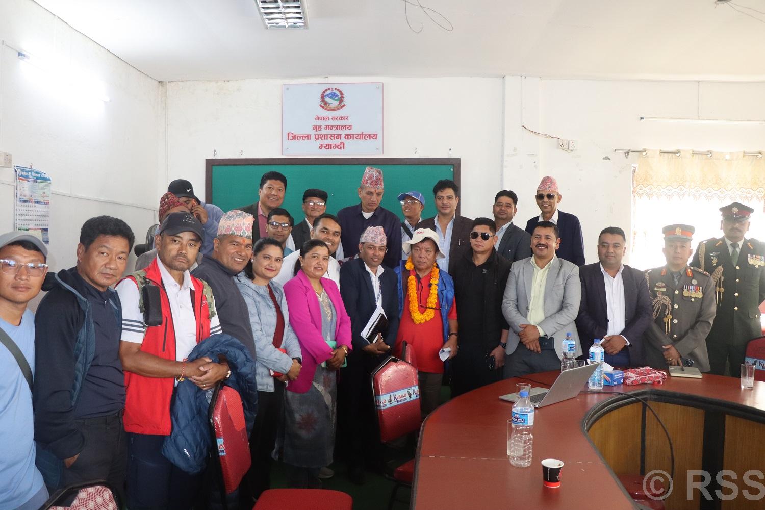 मन्त्री महाविर पुन म्याग्दीमा जनप्रतिनिधिहरूसँग छलफल गर्दै