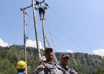 म्याग्दीमा मर्मत गरिएको विद्युत प्रशारण लाइन र पोल
