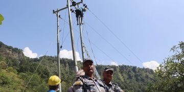 म्याग्दीमा मर्मत गरिएको विद्युत प्रशारण लाइन र पोल