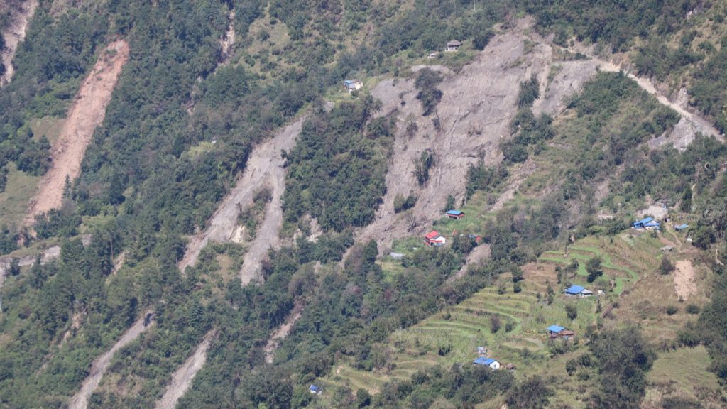 म्याग्दीको पहिरो प्रभावित क्षेत्र र अस्थायी आश्रयस्थलको दृश्य