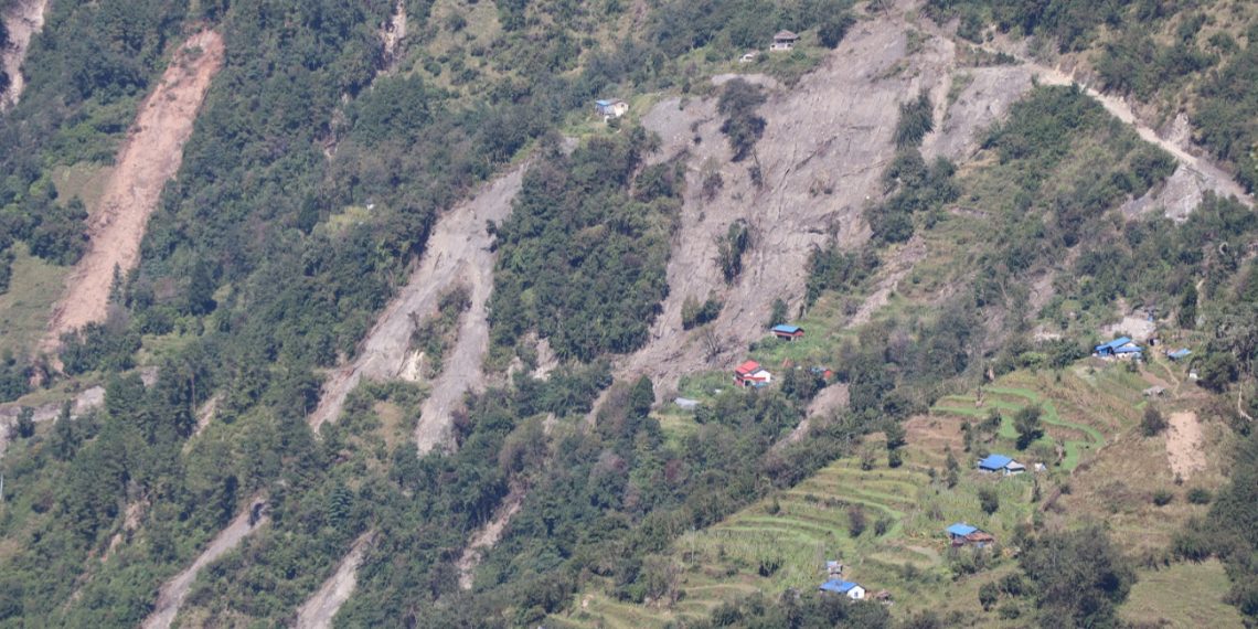 म्याग्दीको पहिरो प्रभावित क्षेत्र र अस्थायी आश्रयस्थलको दृश्य
