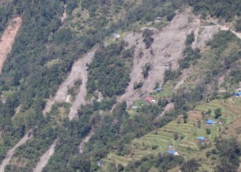 म्याग्दीको पहिरो प्रभावित क्षेत्र र अस्थायी आश्रयस्थलको दृश्य