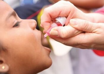बालबालिकालाई भिटामिन ए खुवाउँदै गरेको स्वास्थ्यकर्मी