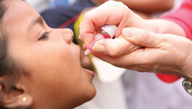 बालबालिकालाई भिटामिन ए खुवाउँदै गरेको स्वास्थ्यकर्मी