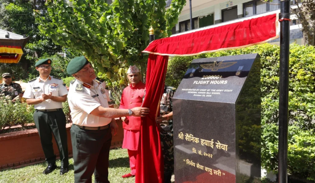 शिलालेख अनावरण गर्नुहुँदै प्रधान सेनापति अशोक राज सिग्देल
