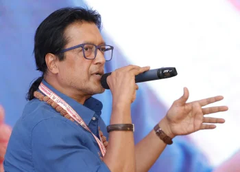 नायक राजेश हमाल र अर्थमन्त्री डा. स्वर्णिम वाग्ले