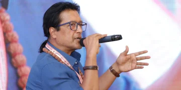 नायक राजेश हमाल र अर्थमन्त्री डा. स्वर्णिम वाग्ले