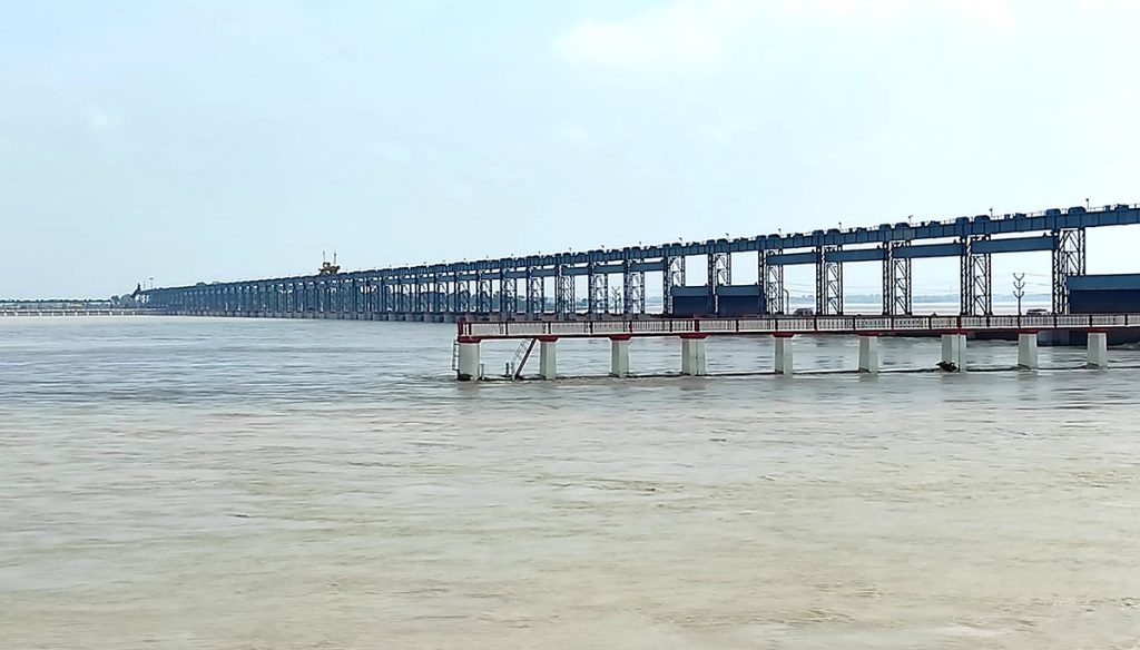 सप्तकोसी नदीमा मोटरबोट दुर्घटनापछि उद्धार कार्यमा खटिएको सुरक्षाकर्मीको टोली