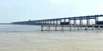 सप्तकोसी नदीमा मोटरबोट दुर्घटनापछि उद्धार कार्यमा खटिएको सुरक्षाकर्मीको टोली
