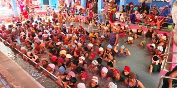 म्याग्दीको सिङ्गा तातोपानी कुण्डमा स्नान गरिरहेका बिरामी तथा सर्वसाधारणहरू