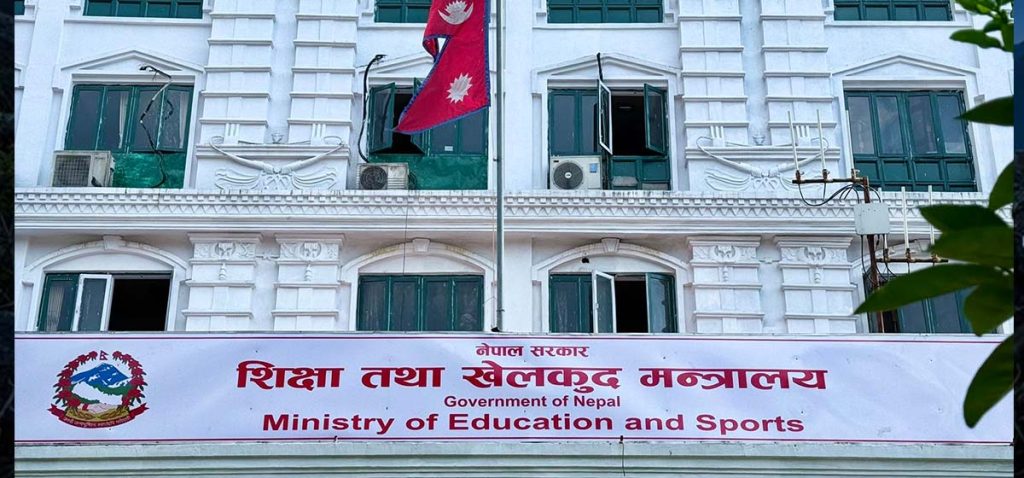 पठनपाठन गरिरहेका विद्यार्थी र विद्यालयको कक्षाकोठा