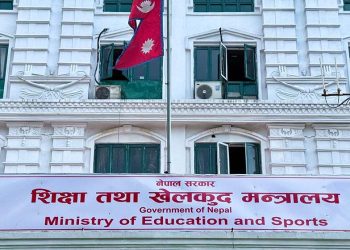 पठनपाठन गरिरहेका विद्यार्थी र विद्यालयको कक्षाकोठा