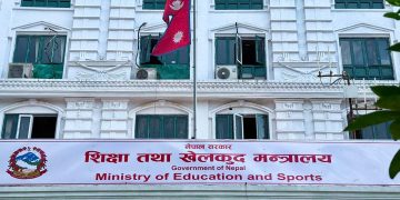 पठनपाठन गरिरहेका विद्यार्थी र विद्यालयको कक्षाकोठा